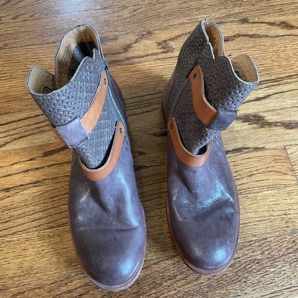 Sofft Brown Leather Slip On Combat Moto Buckle Strap Ankle Boots B409 - Picture 3 of 8